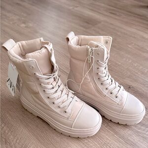 These are brand NEW and UNUSED Zara laced padded ankle boots. Price tag intact.